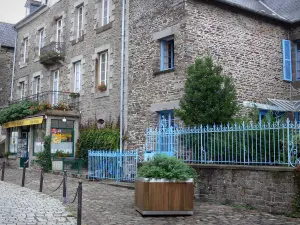 Dol-de-Bretagne - Stenen huizen in de stad