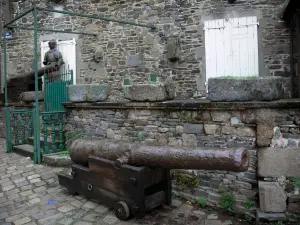 Dol-de-Bretagne - Haus aus Stein, alte Ritterrüstung und Kanonen