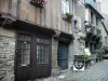 Dol-de-Bretagne - Calle pavimentada y las casas en la ciudad