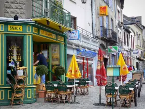 Dol-de-Bretagne - Huizen, cafe winkels en warenhuizen in de stad