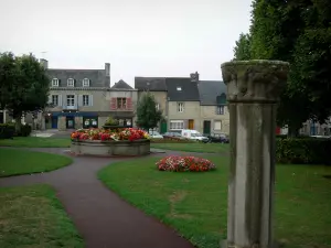 Dol-de-Bretagne - Area verde con fiori e case in città