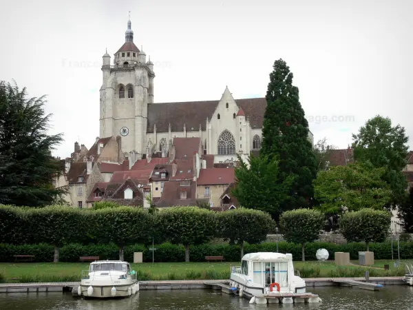 Dole - Notre-Dame collegiate church, houses of the old town, trees, the Rhone to Rhine canal and moored boats (river port)