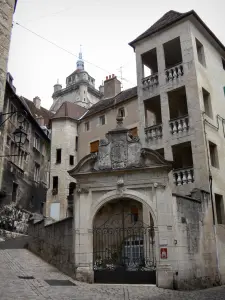 Dole - Champagney hotel y su portal en primer plano, casas en la ciudad vieja y la torre de la catedral de Notre Dame con vistas a la totalidad