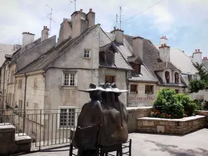 Dole - Skulptur Les Commères auf dem Platz Fleurs und Häuser der Altstadt