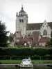 Dole - Stiftskirche Notre-Dame mit ihrem Kirchturm, Dächer der Häuser der Altstadt, Ufer bepflanzt mit Bäumen, Kanal von der Rhone zum Rhein und angelegte Schiffe