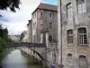 Dole - Kleine brug over het kanaal en de leerlooiers huizen van de oude stad aan de waterkant
