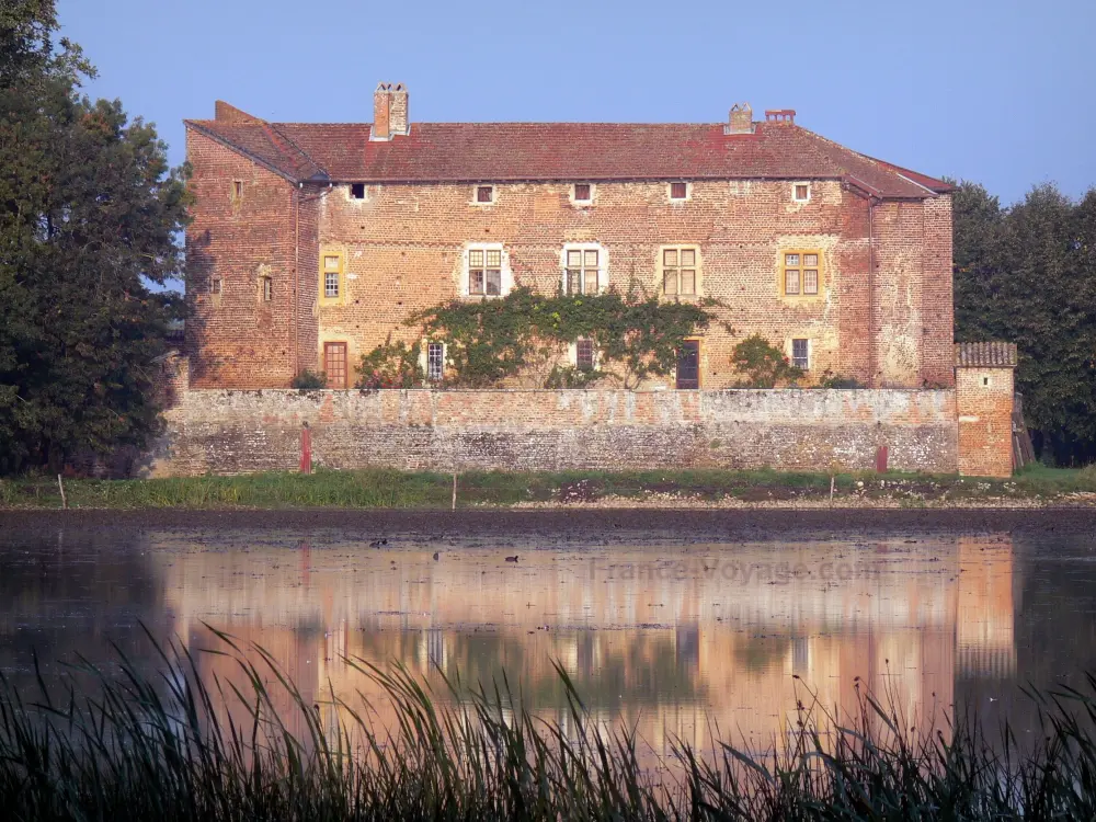 La Dombes - Dombes: Château de Bouligneux (demeure féodale en briques) se reflétant dans les eaux d'un étang