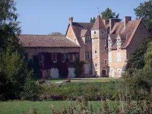 Dombes - Château de Saint-Paul-de-Varax rodeado de zonas verdes