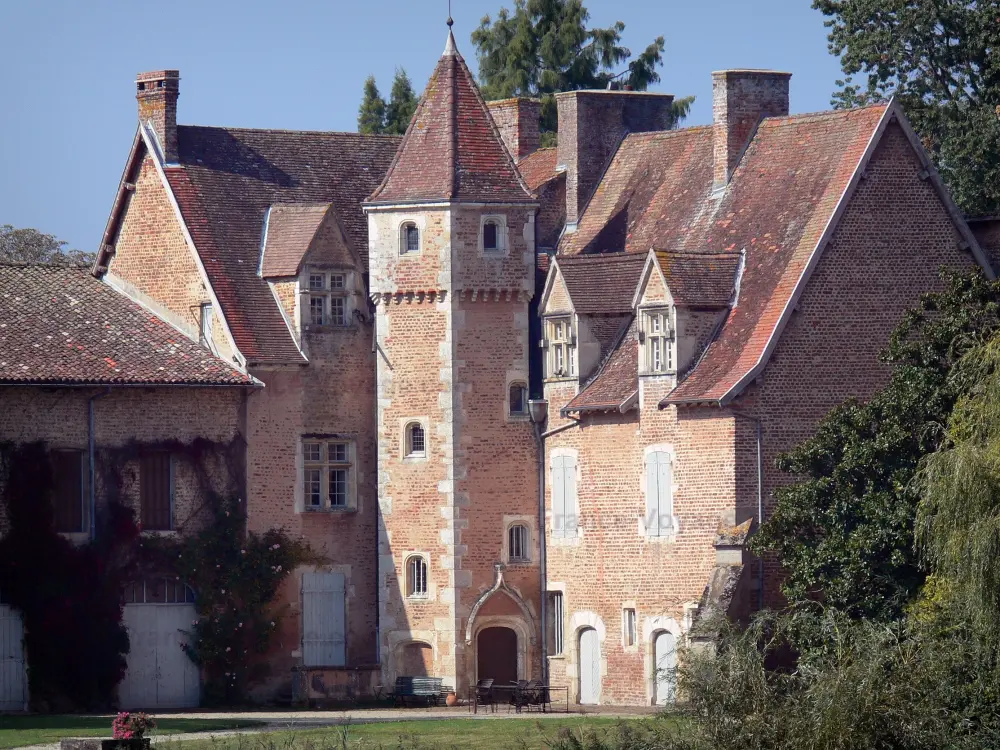 La Dombes - Dombes: Château de Saint-Paul-de-Varax (demeure en briques)