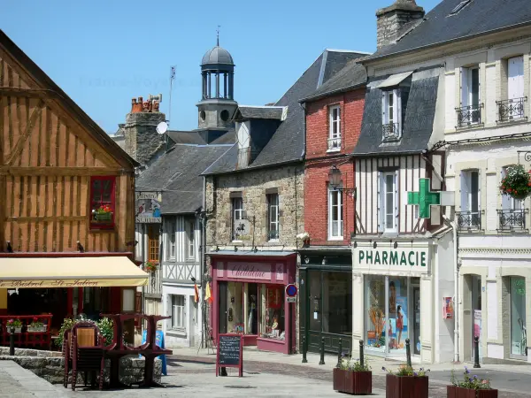 Domfront - Häuserfront und Geschäfte des mittelalterlichen Ortes; im Regionalen Naturpark Normandie-Maine