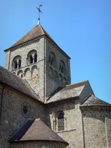 Domfront - Klokkentoren van de Romaanse kerk van Onze Lieve Vrouw van het Water-