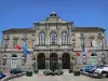 Domfront - Façade de la mairie de Domfront, drapeaux et fontaine