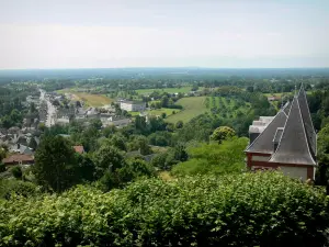 Domfront - Uitzicht over de daken van de stad en het omliggende platteland