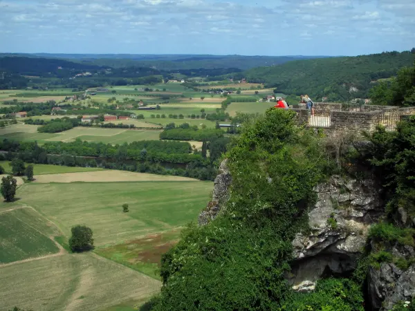 Domme - Punto de vista de la mansión con vistas al valle del Dordoña, en el Périgord
