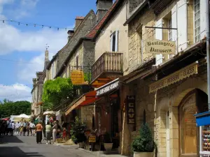 Domme - Casas y tiendas en la calle Mayor, en el valle del Dordoña, en el Périgord