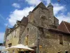 Domme - Governor Hotel met zijn uitspringende torentje en de wolken in de blauwe hemel, in de Dordogne vallei, in de Perigord