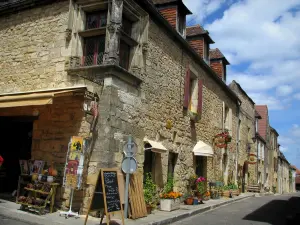 Domme - Casas y la exhibición de una tienda en la casa de campo en el valle de la Dordogne, en Périgord