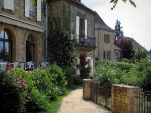 Domme - Cafetería con terraza y casas de la casa de campo en el valle del Dordoña, en el Périgord