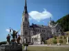 Domrémy-la-Pucelle - Basilique du Bois-Chenu, statue et nuages dans le ciel