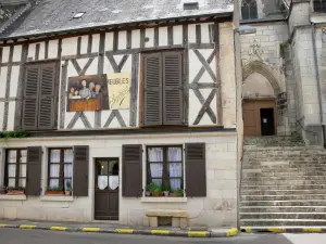 Donzy - Maison à pans de bois, escalier et portail de l'église Saint-Caradeuc