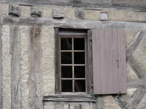 Donzy - Fenêtre d'une maison à pans de bois