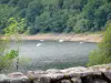 Dordogne-Tal - Kleine Boote schwimmend auf den Gewässern der Dordogne