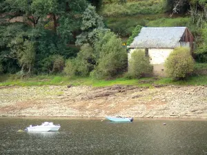 Dordogne upper valley - Barn on the edge of the Dordogne and small boats on the river