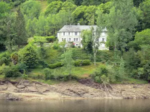 Dordogne upper valley - Stone house surrounded by greenery, overlooking the river Dordogne