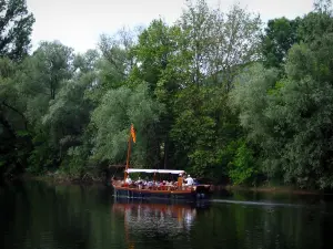 Dordogne valley - The River Dordogne, navigating gabarre and trees along the water, in Périgord