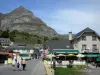 Dorf Gavarnie - Strasse gesäumt von Häusern und Einkaufsläden (Geschäften), Berg überragt das Ganze