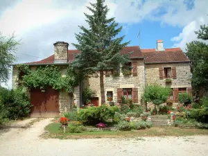 Dorpen van de Haute-Saône - Stenen huis en tuin met bomen, bloemen en planten