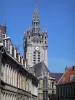 Douai - Campanario y casas en la ciudad