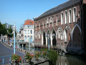 Douai - Façade du palais de Justice (ancien refuge de l'abbaye de Marchiennes et siège du parlement de Flandre) au bord de la rivière Scarpe, quais de la Scarpe, maisons, lampadaires et fleurs