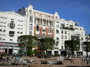 Douai - Place d'Armes: fontane, alberi, negozi ed edifici