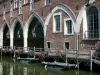 Douai - Fachada del Palacio de Justicia (antiguo refugio de Marchiennes Abbey y sede del Parlamento de Flandes) en las orillas del río Scarpe, el muelle y los barcos amarrados