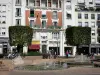 Douai - Los edificios, los árboles podados, las tiendas y fuentes de la Place d'Armes