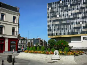 Douai - Palais de Justice, parterre de fleurs et maisons de la ville