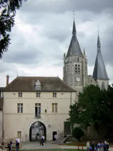 Dourdan - Schlossmuseum und Kirchtürme der Kirche Saint-Germain-l'Auxerrois