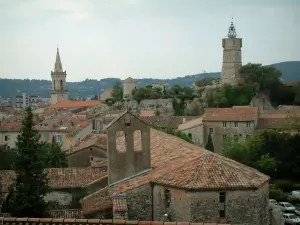 Draguignan - Zicht op de Kapel van de Miniemen, daken, de klokkentoren en torenspits van de kerk van St. Michael's