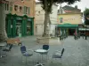 Draguignan - Platz geschmückt mit einem Brunnen mit Kaffeeterrassen, Platanen (Bäume) und Häuser mit farbigen Fassaden