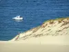 Dune du Pilat - Bateau naviguant aux abords de la dune du Pilat