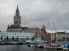 Dunkerque - Campanario de los edificios del ayuntamiento con vistas y casas en la ciudad y el puerto del Comercio du Bassin (puerto deportivo) con sus barcos y veleros
