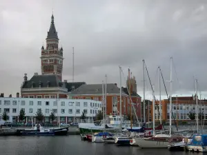 Dunkerque - Belfry degli edifici del municipio e le case che si affacciano nella città e la porta del Bassin du Commerce (marina) con le sue barche e barche a vela
