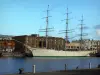 Dunkerque - De tres palos Duchesse Anne (velero), Bassin du Commerce, un almacén de tabaco antigua que alberga el puerto del museo y los edificios de la ciudad