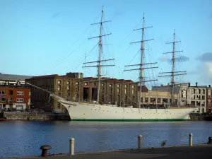 Dunkerque - Tre alberi Duchesse Anne (barca a vela), Bassin du Commerce, un ex magazzino del tabacco che ospita il porto museo e edifici della città