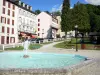 Eaux-Bonnes - Bassin et aire de jeux du jardin Darralde, et façades de la station thermale ; dans la vallée d'Ossau et le Béarn