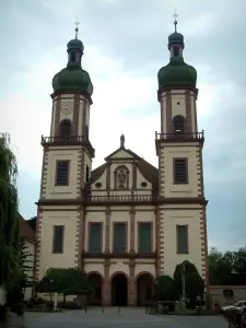 Ebersmunster - Abteikirche und kleiner blühender Platz des Dorfes