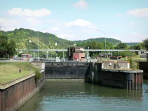 Écluses d'Amfreville - Écluses d'Amfreville-sous-les-Monts, et passerelle en arrière-plan ; dans la vallée de la Seine