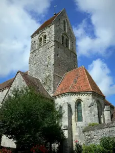 Église d'Arcis-le-Ponsart - Église du village, nuages dans le ciel bleu