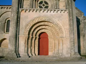 Église d'Aulnay-de-Saintonge - Portail de l'église Saint-Pierre (art roman)